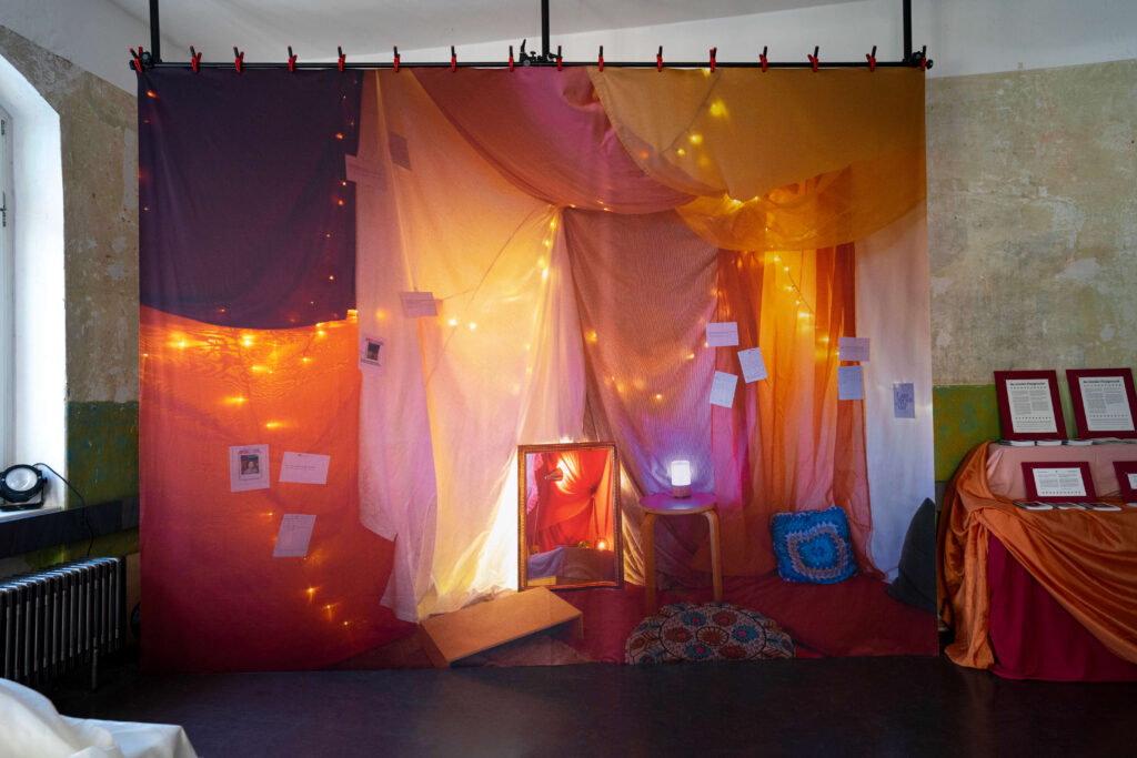 Eine große Leinwand, die ein Foto aus der Rauminstallation "Gender Playground" zeigt, ist in einem Raum angebracht.