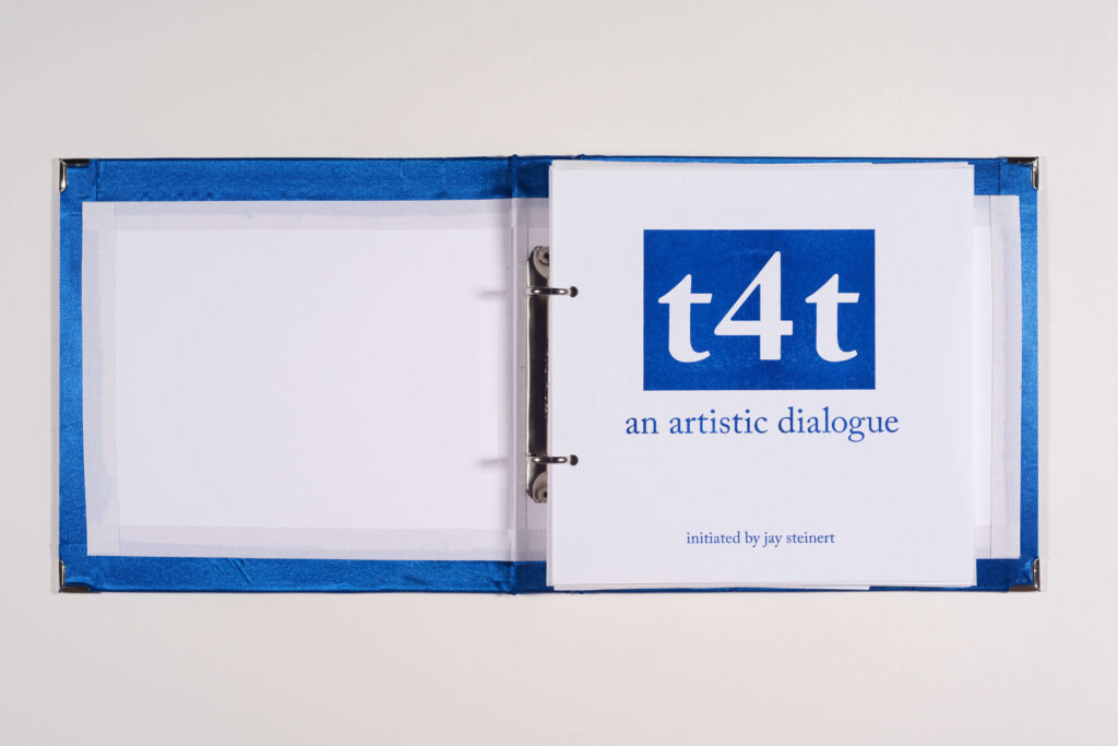 Das Bild zeigt eine aufgeklappte Publikation. Auf der linken Seite ist das Cover zu sehen "t4t - an artistic dialogue".
