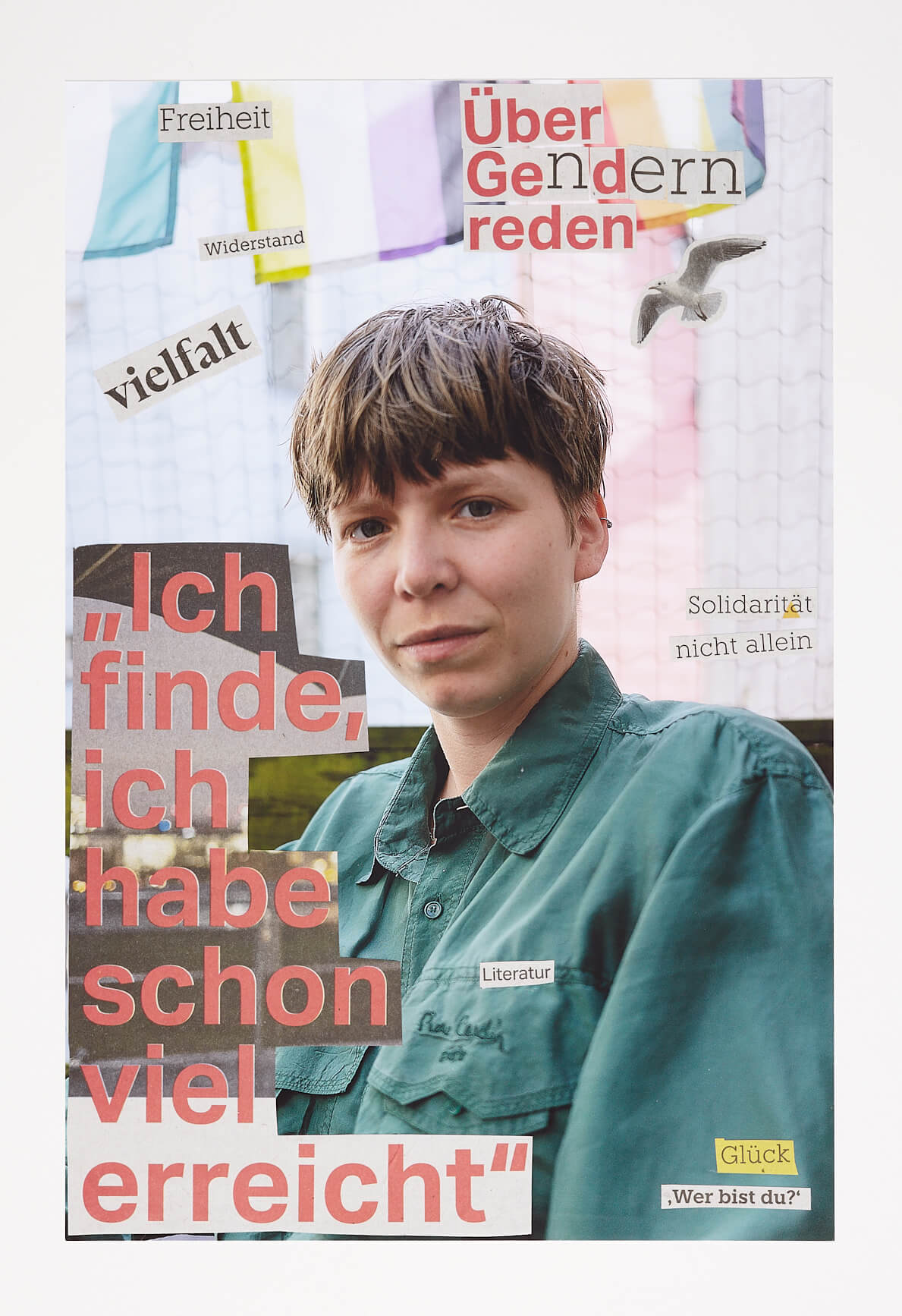 Eine Collage. Im Hintergrund ist eine Portraitfotografie von einer Person mit braunen Haaren und einem grünen Hemd zu sehen, die in die Kamera schaut. Über das Foto sind verschiedene Text-Bausteine aus Magazinen geklebt.